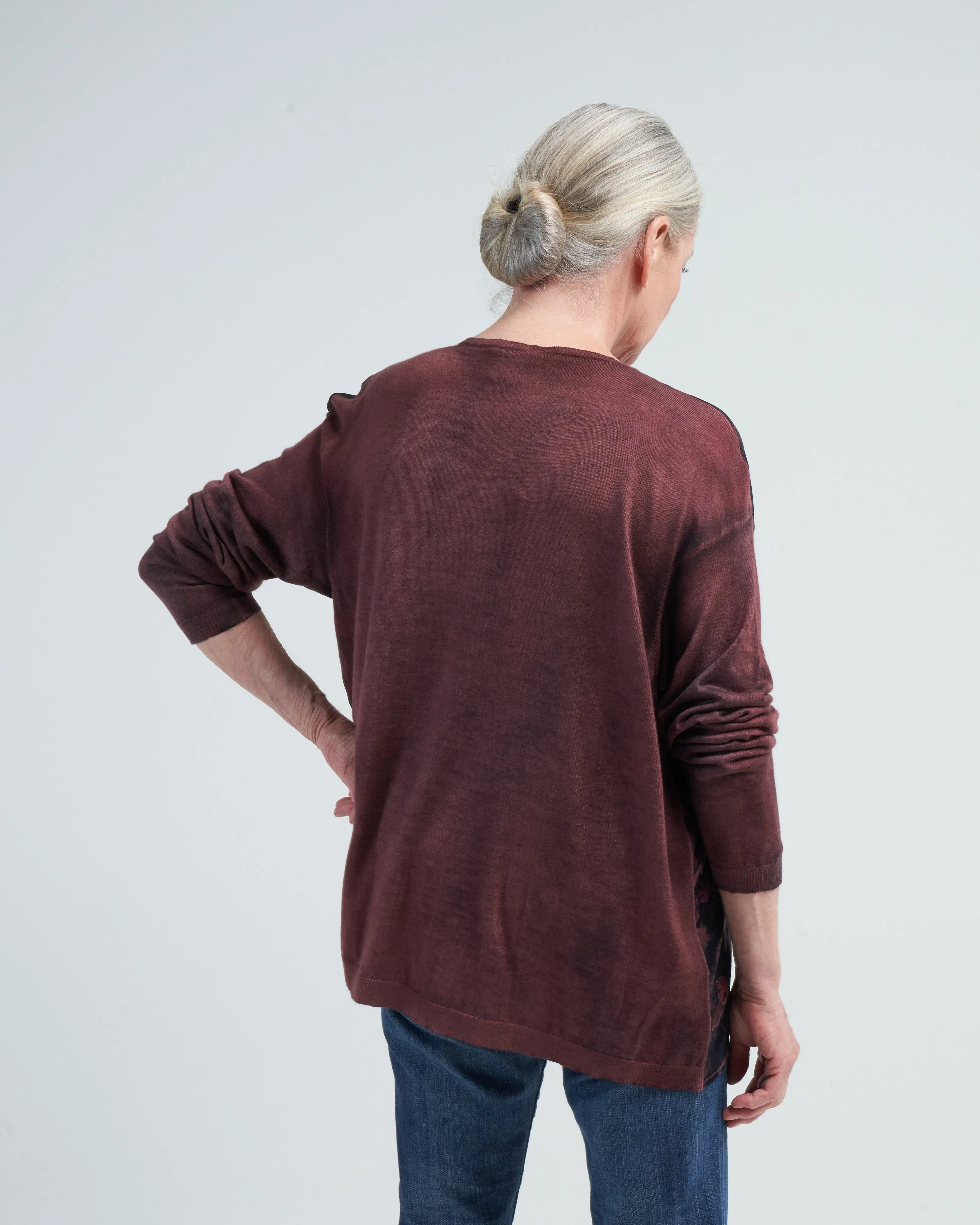 round neck pullover with dark flowers silk in front - n/henne
