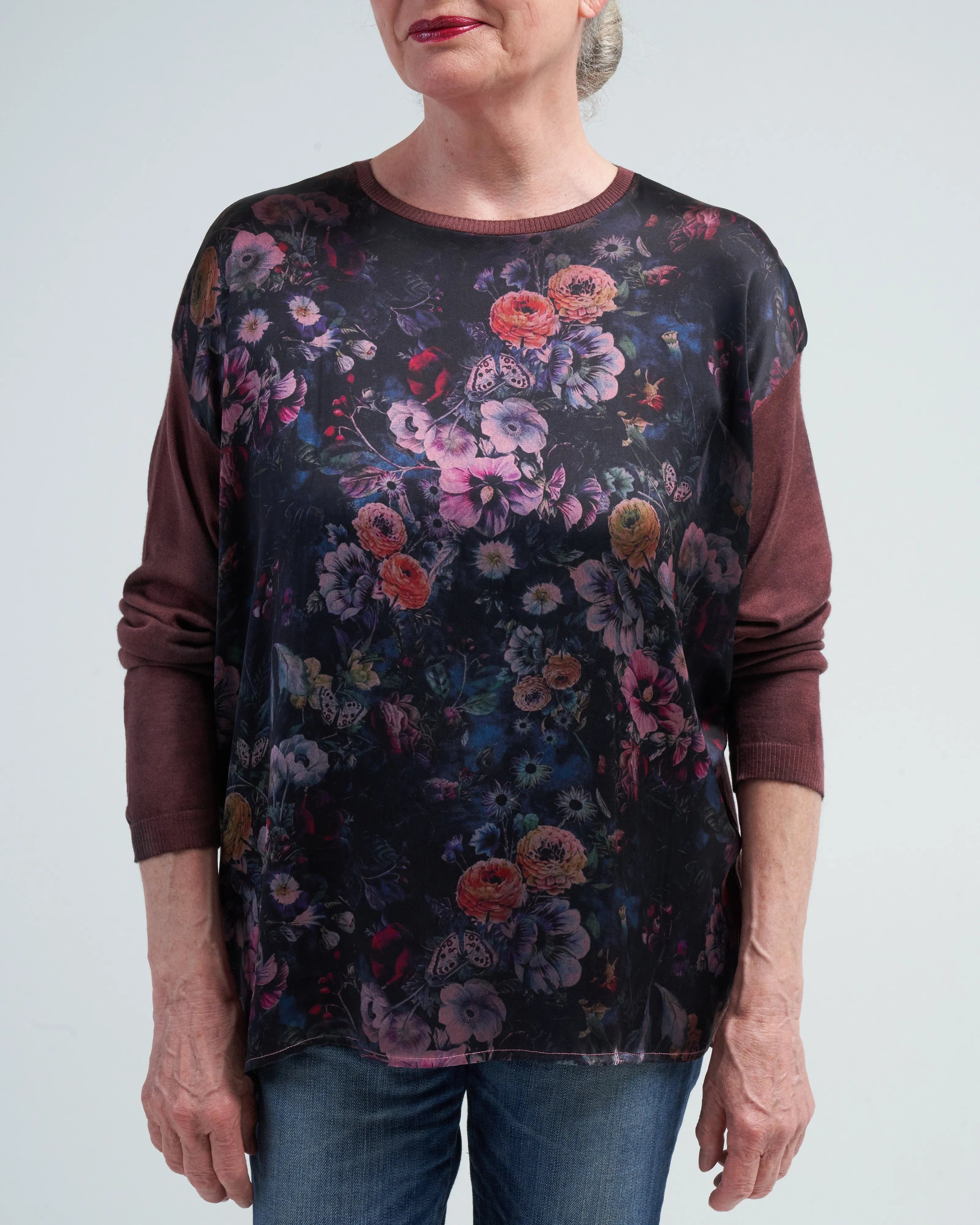 round neck pullover with dark flowers silk in front - n/henne