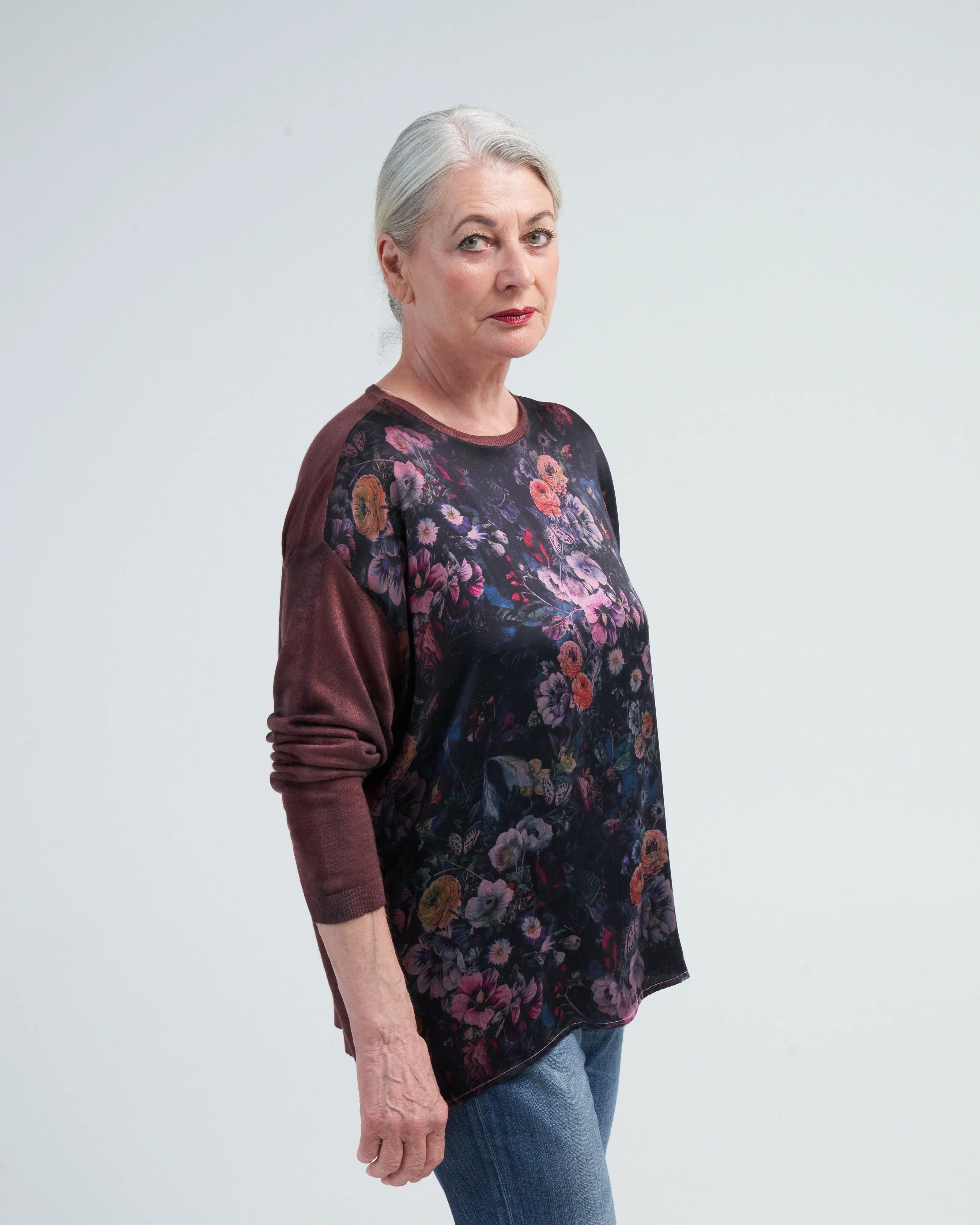 round neck pullover with dark flowers silk in front - n/henne